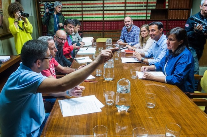 Miembros del comité de La Naval, en su reunión con los alcaldes de Ezkerraldea. (Luis JAUREGIALTZO/ARGAZKI PRESS)