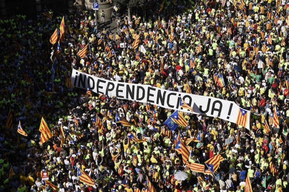 Una pancarta reivindica la independencia. (Josep LAGO/AFP)