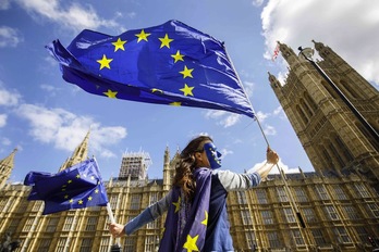 Una manifestante enarbola una bandera de la UE ante el Parlamento de Westminster. (Tolga AKMEN/AFP PHOTO)