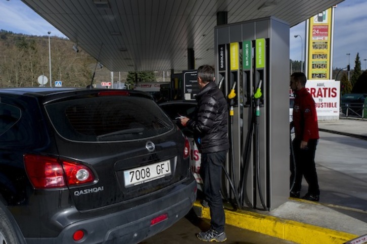 El precio del carburante marca diferencias entre Nafarroa y la CAV. (Iñigo URIZ/ARGAZKI PRESS)