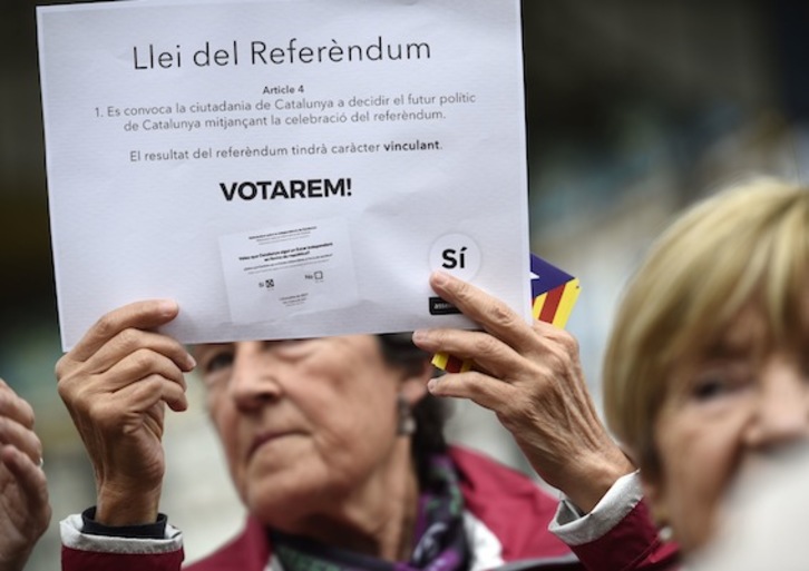 Una mujer sostiene un cartel en favor del referéndum con el lema «¡Votaremos!». (Ander GILLENEA/AFP)