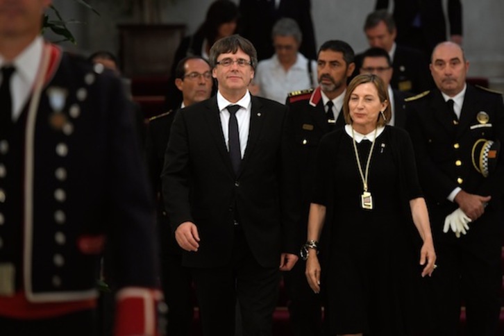 El president, Carles Puigdemont, y la presidenta del Parlament, Carme Forcadell, durante un acto institucional. (Lluis GENÉ/AFP)