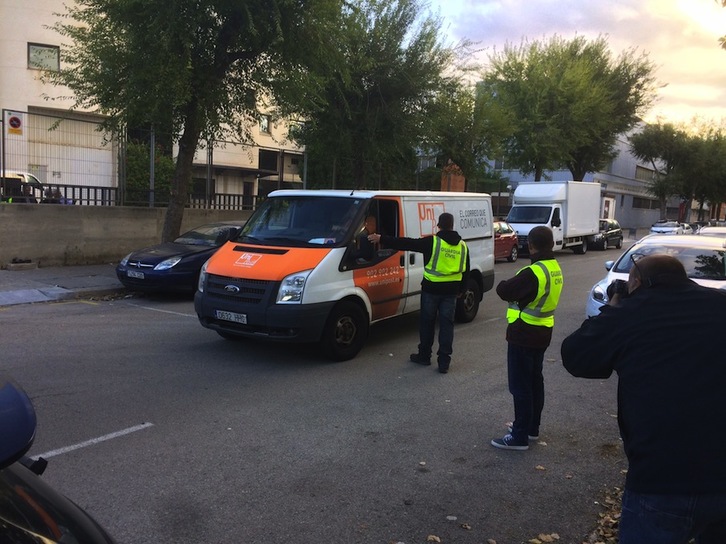 La Guardia Civil para una furgoneta de Unipost en L'Hospitalet de Llobregat. (@zalduariz)