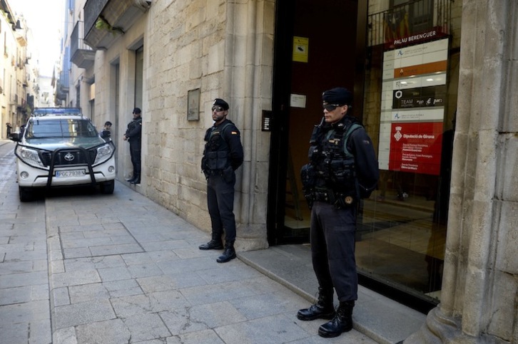 Guardias civiles en el exterior del Ayuntamiento de Girona. (Josep LAGO/AFP)