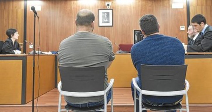 Jesús María M.B. y Mikel Goñi, durante el juicio, en marzo. (Idoia ZABALETA/ARGAZKI PRESS)