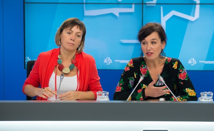 Las parlamentarias de EH Bildu Miren Larrion y Jasone Agirre, hoy en Gasteiz. (Raúl BOGAJO/ARGAZKI PRESS)