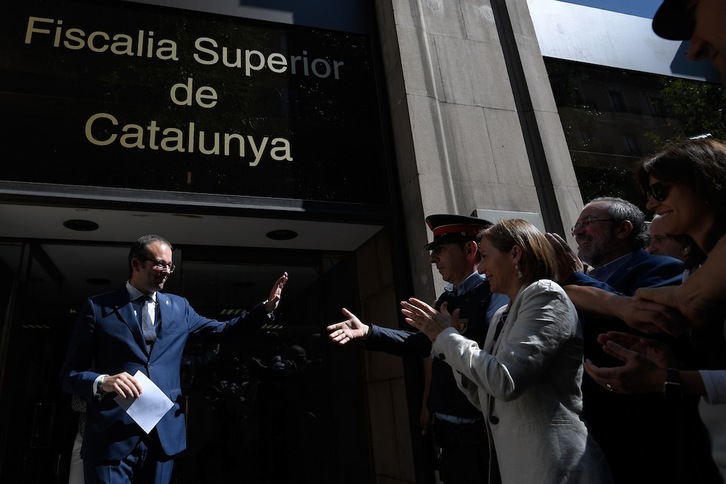 La presidenta del Parlament, Carme Forcadell, aplaude al alcalde de Mollerussa, Marc Solsona, al salir del TSJC. (Lluís GENÉ/AFP PHOTO)
