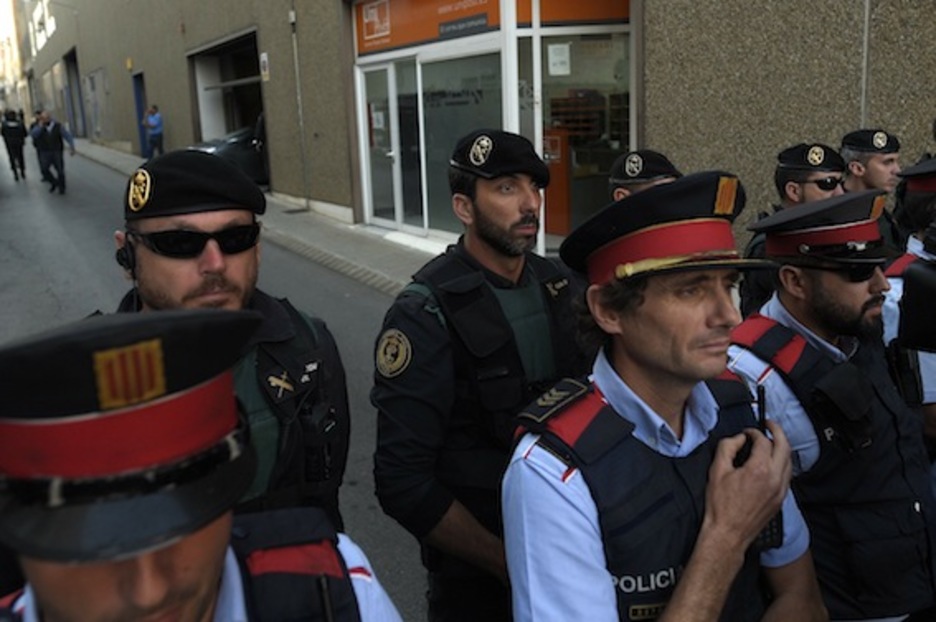 Un cordón de los Mossos d'Esquadra, frente a los agentes de la Guardia Civil.  (Josep LAGO/AFP)