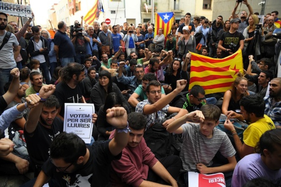 Sentada popular junto a la sede de Unipost. (Josep LAGO/AFP)