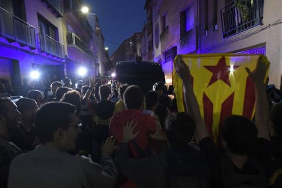 Los concentrados, frente al dispositivo de los Mossos.  (Josep LAGO/AFP)
