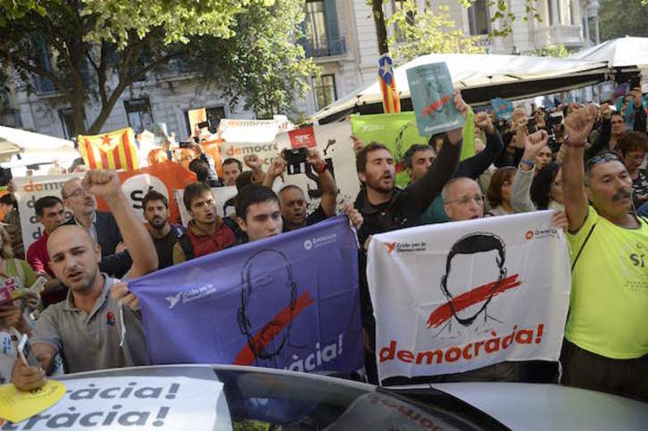 Protesta popular ante la Conselleria de Economía. (Josep LAGO / AFP)