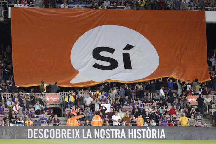 Pancarta en el Camp Nou, este martes en el choque entre el Barcelona y el Eibar. (Pau BARRENA / AFP) 