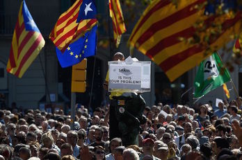 «España, ¿es este tu problema?», se pregunta el eslogan de la urna. (Lluis GENÉ / AFP)