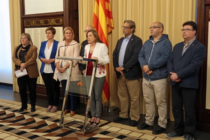 Forcadell, arropada por sus antecesores y los miembros de la Mesa querellados como ella por el 1-O. (PARLAMENT)