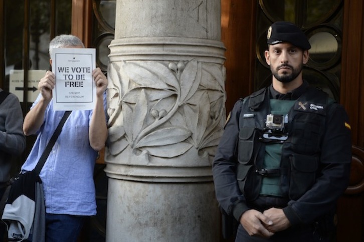 Un guardia civil, durante el registro de la Conselleria de Economía. (Josep LAGO/AFP)