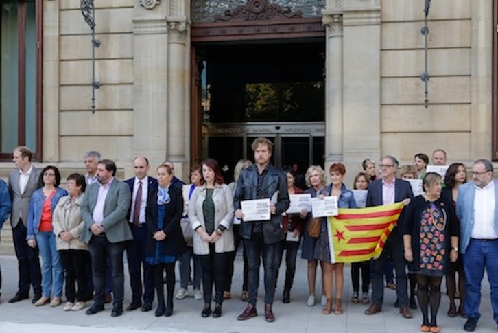 Concentración de apoyo a Catalunya ante el Parlamento navarro. (NAFARROAKO PARLAMENTUA)
