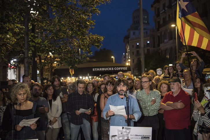 Mònica Terribas y Jordi Èvole durante la lectura del manifiesto. (Jagoba MANTEROLA | ARGAZKI PRESS)