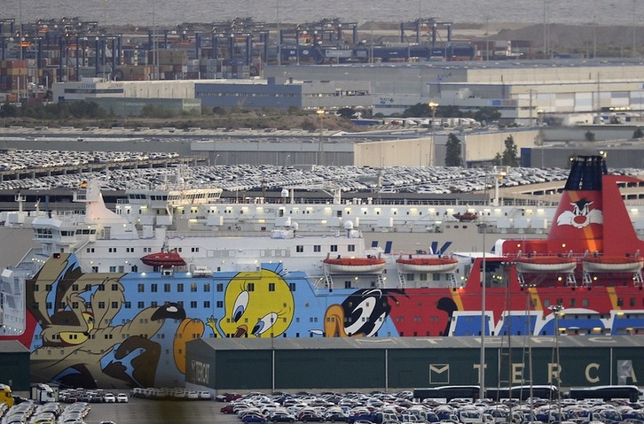 Barco anclado en el puerto de Barcelona para alojar a los agentes españoles desplazados. (Josep LAGO/AFP PHOTO)