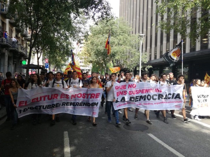 Los estudiantes, en manifestación por las calles de Barcelona. (Ion Salgado)