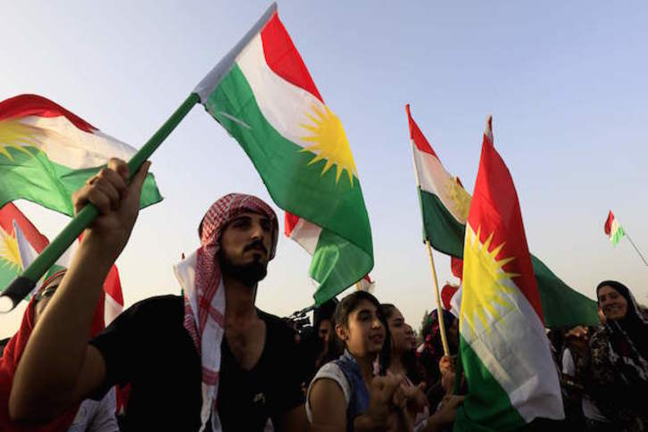 Banderas kurdas para celebrar el resultado del referéndum. (DELIL SOULEIMAN  / AFP)
