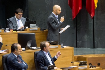 Iñaki Iriarte (UPN) interviene en el Pleno del Parlamento navarro. (Iñigo URIZ/ARGAZKI PRESS)