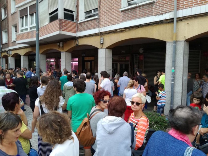 Concentración en Sestao ante el portal en el que se ha cometido el crimen.