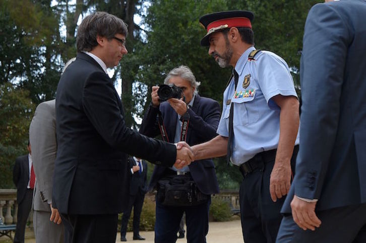 Trapero y Puigdemont se saludan, en una imagen de este jueves. (Luis GENE / AFP)