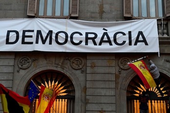 Los manifestantes han intentado, sin éxito, arrancar la pancarta de la fachada del Ayuntamiento. (Josep LAGO/AFP)