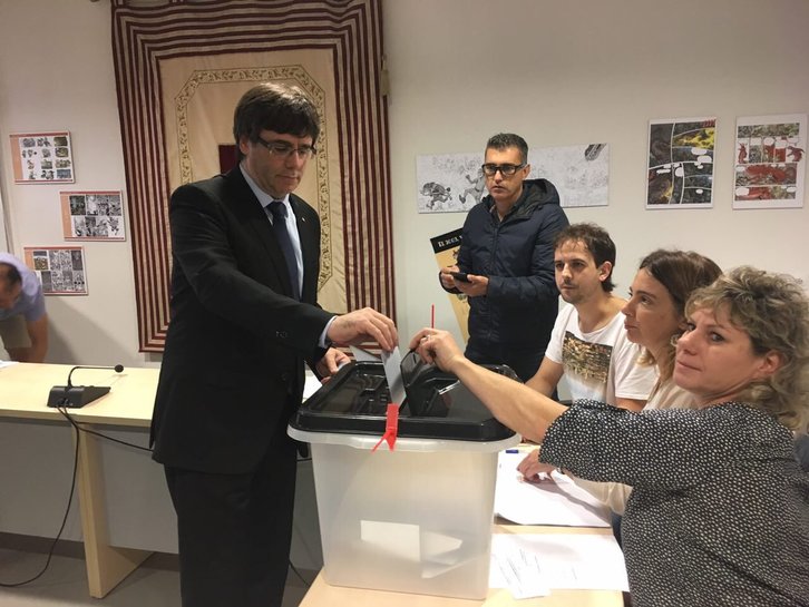 Puigdemont, que no ha podido votar en su colegio electoral, ha depositado su papeleta en Cornellà de Terri.