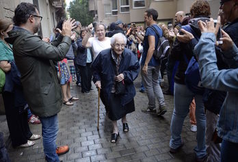 Una anciana se dirige a un colegio electoral. (Josep LAGO/AFP)