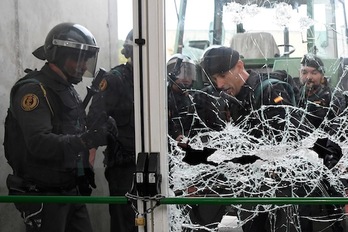 La Guardia Civil ha destrozado la puerta para entrar al colegio de Sant Julià de Ramis, donde debía votar Puigdemont. (Lluís GENÉ/AFP) 