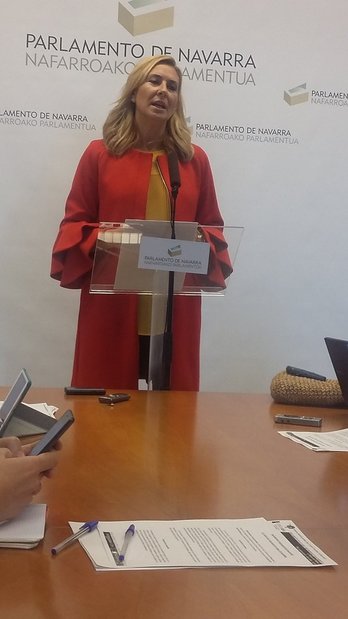 Ana Beltrán ha optado por un atuendo rojo y amarillo para la reunión de la Mesa y Junta de hoy. (@martxelodiaz)