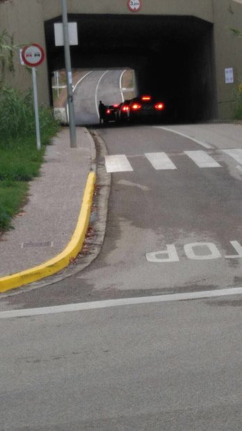 El cambio de coche de Puigdemont, imagen publicada por el periodista Miquel Sabe en su cuenta de Twitter.