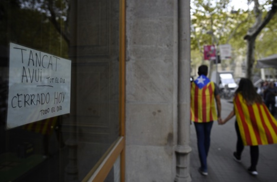 Un cartel anuncia el cierre de un negocio. (Lluís GENÉ/AFP)