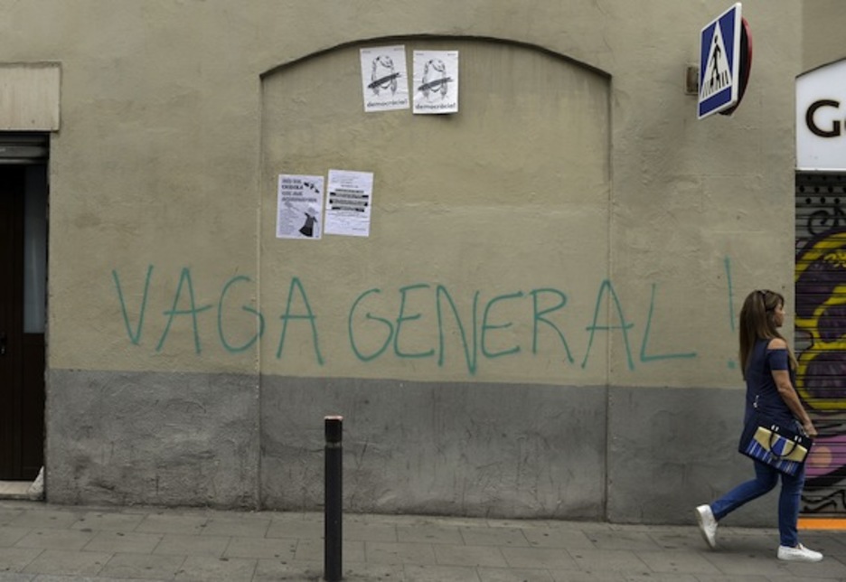 Una pintada de «huelga general» en Barcelona. (Josep LAGO/AFP)