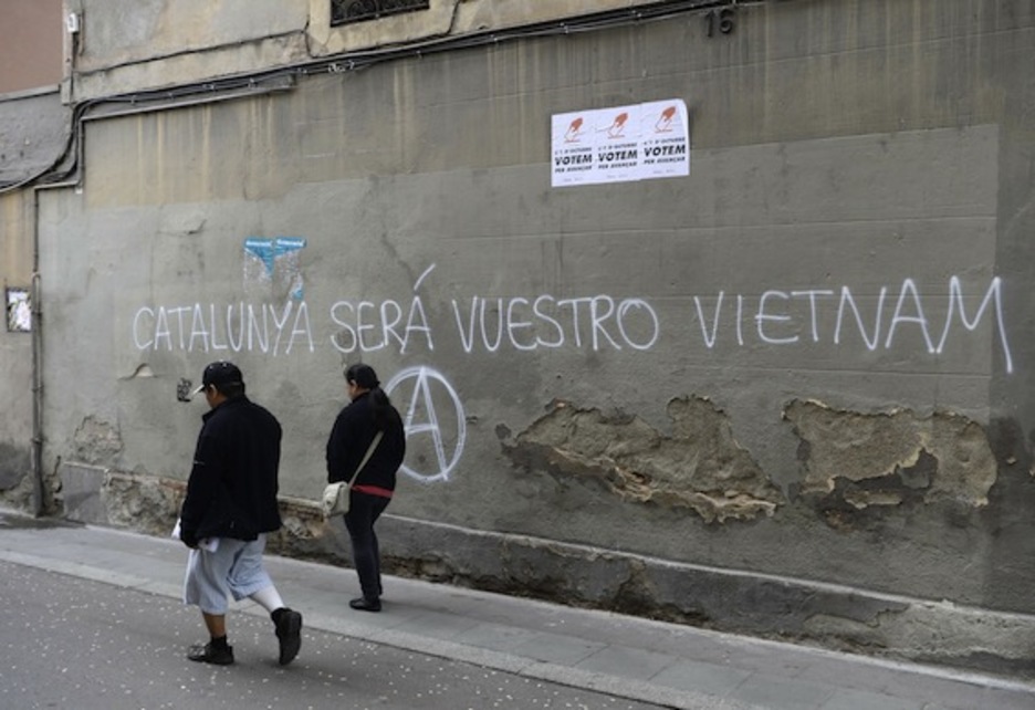 «Catalunya será vuestro Vietnam», afirma otra pintada. (Josep LAGO/AFP)