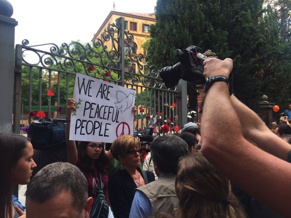 «Somos gente pacífica», reza un cartel en la concentración ante el instituto Ramon Llull. (@iraiaoiarzabal)