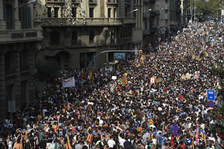 Miles de personas han recorrido las calles de Barcelona. (Lluís GENE/AFP)
