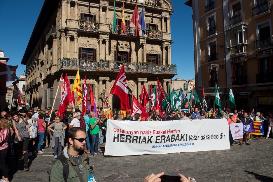 Concentración frente al Ayuntamiento de Iruñea, donde también ha estado Asiron. (Iñigo URIZ/ARGAZKI PRESS)
