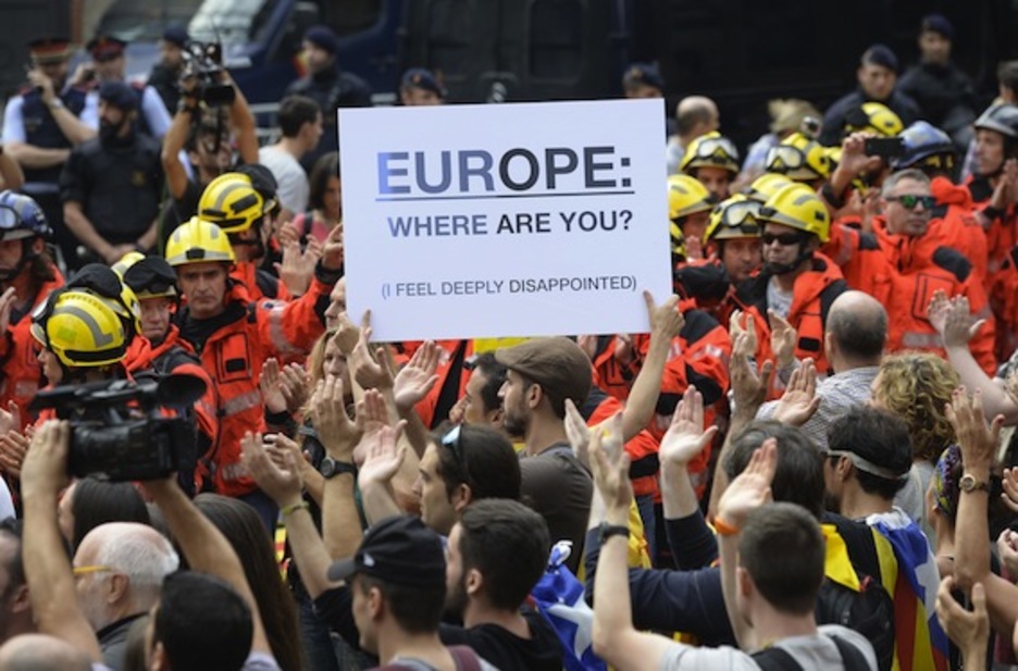 «Europa, ¿dónde estás?», reza uno de los carteles. (Josep LAGO/AFP)