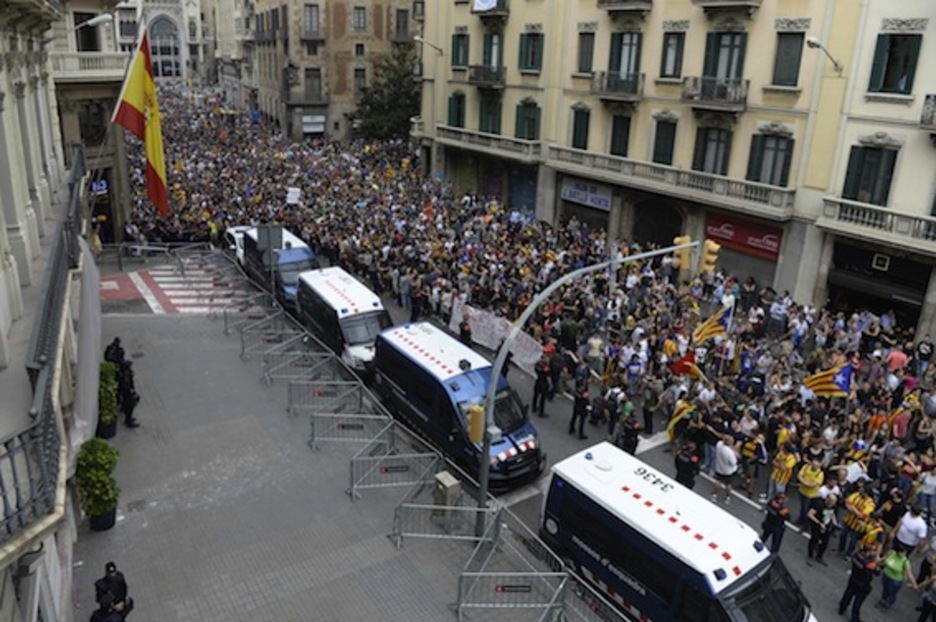 Protesta ante la Jefatura Superior de la Policía española, en Vía Laietana. (Josep LAGO/AFP)