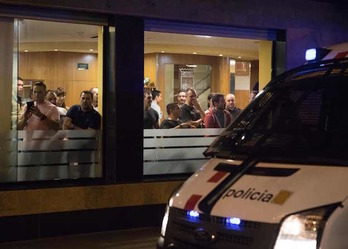 Policías españoles en el interior de un hotel en Pineda del Mar. (Jordi BORRAS / AFP)