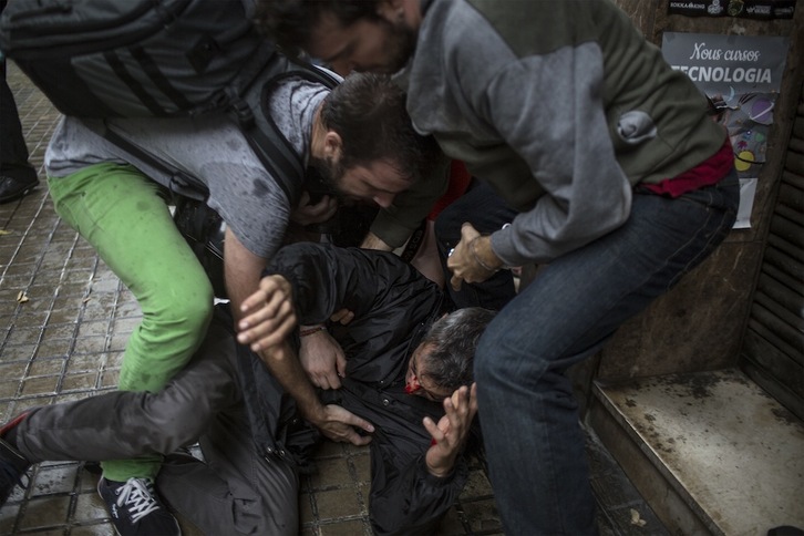 Uno de los heridos en las cargas policiales en Barcelona. (Fabio BUCCIARELLI / AFP)