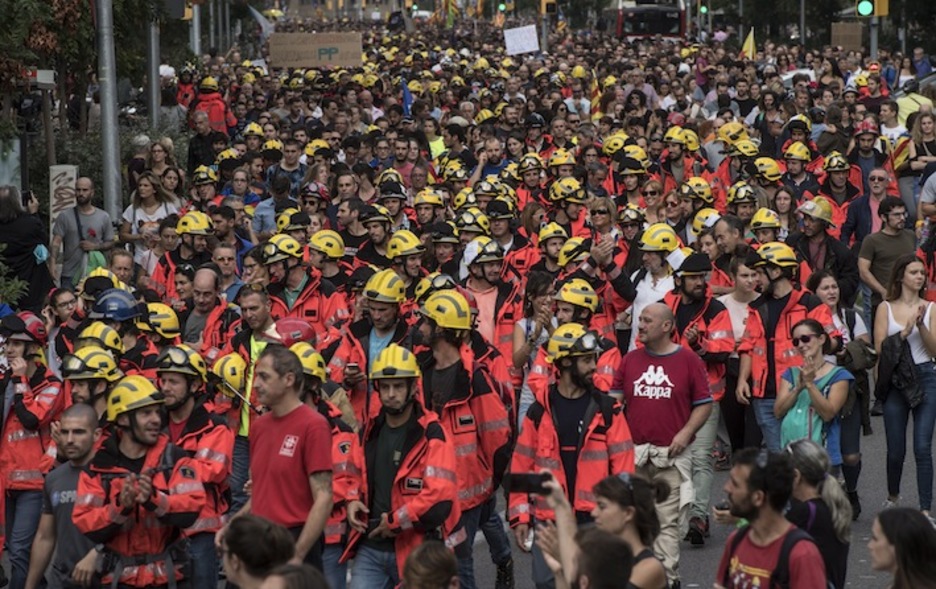 Los bomberos en manifestación. (Jagoba MANTEROLA/ARGAZKI PRESS)