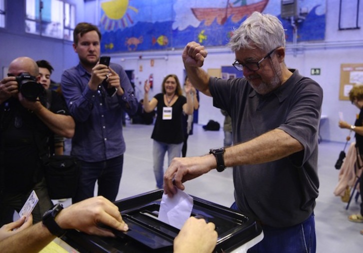 Un hombre vota en el referéndum celebrado en Catalunya el 1 de octubre. (Josep LAGO/AFP)