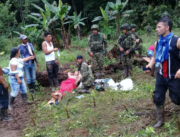 Soldados asisten a una mujer herida en Tumaco. 