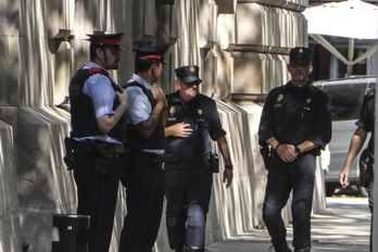 Policías españoles toman posiciones en el TSJC ante la mirada de mossos. (Jagoba MANTEROLA | ARGAZKI PRESS)