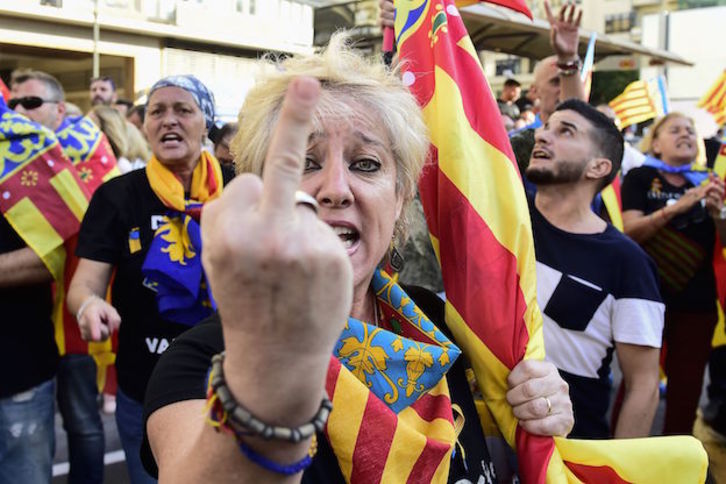 Una manifestante de ultraderecha hace un gesto inequívoco ante la cámara. (José JORDAN / AFP) 