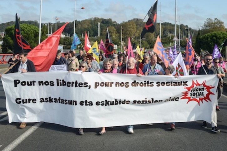 FSU sindikatuak jakinarazi duenez, 2.200 lagun inguru bildu dira Baionako manifestazioan. (Isabelle MIQUELESTORENA)