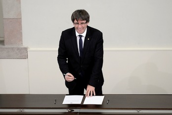 Puigdemont, tras firmar la declaración de independencia. (Lluís GENE/AFP)